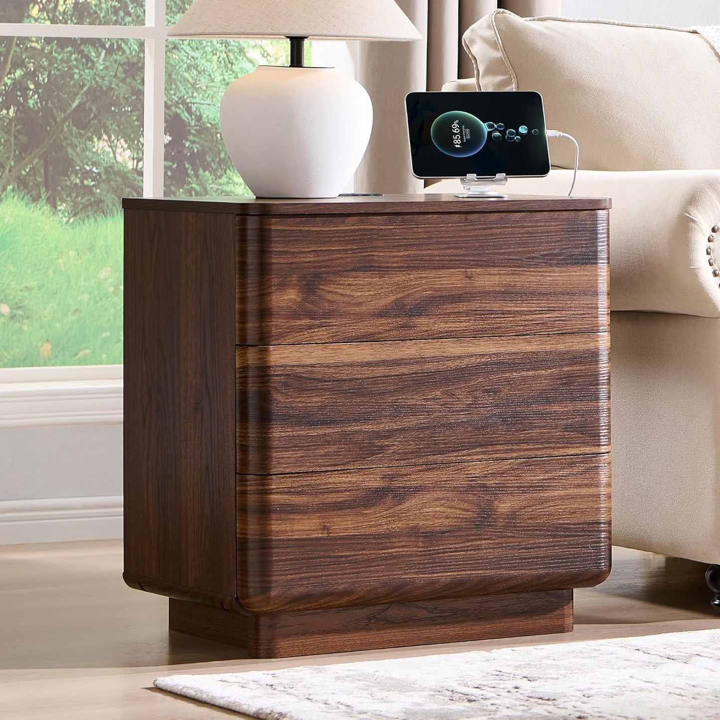 JXQTLINGMU 22" Modern Nightstand with Charging Station, Large Push-to-Open End Table, Wood Bedside Table w/Curved Profile Design, Handleless 3 Drawer Night Stand for Bedroom, Living Room, Brown