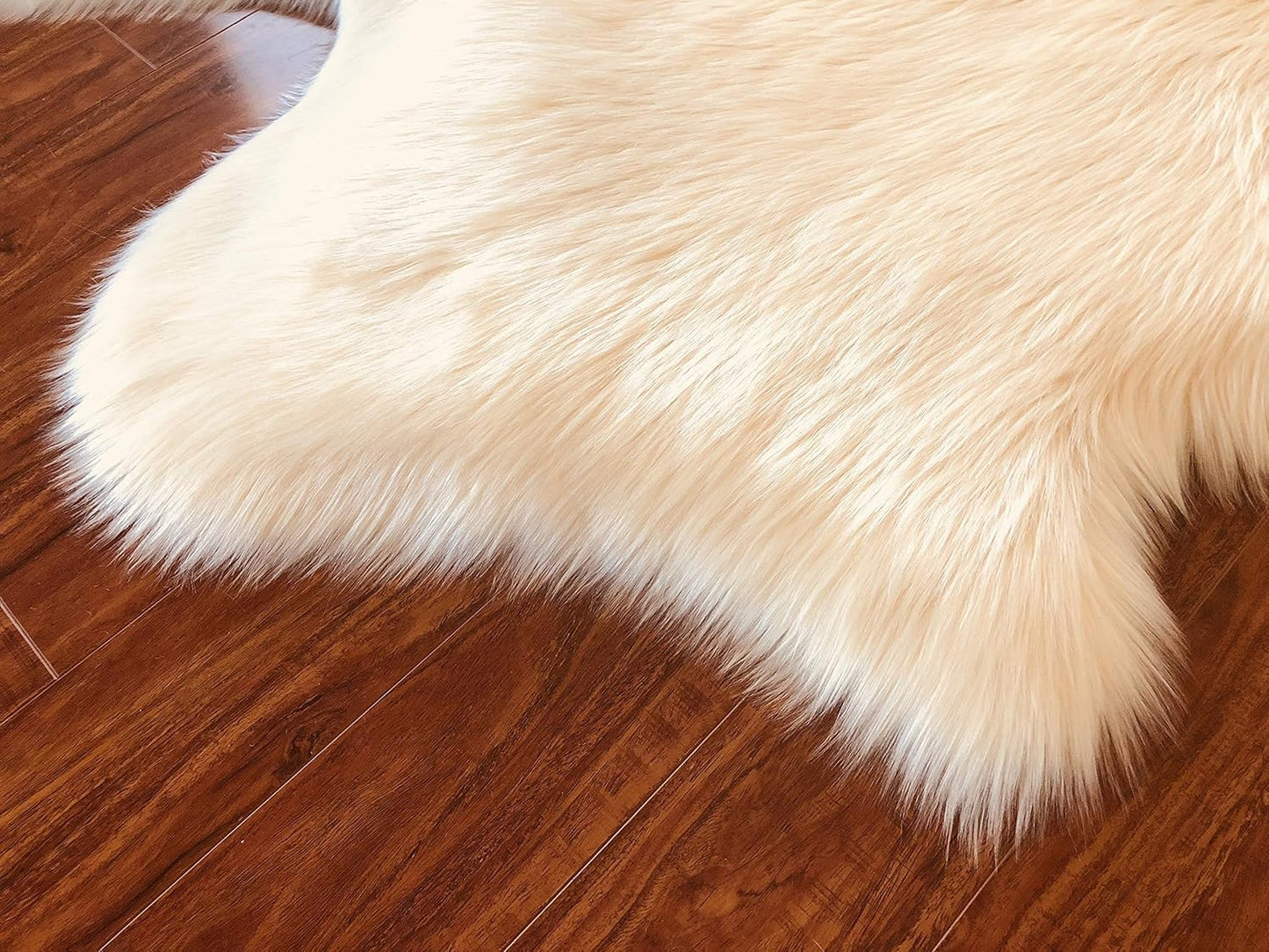LAMBZY Faux Sheepskin Hypoallergenic Free Shape Silky Shag Rug, Luxury Shaggy Silky Plush Carpet for Bedrooms Rugs Living Room Sofa Floor Rugs (Quarto 4 Pelts 4'x6', 120x180cm Cream)